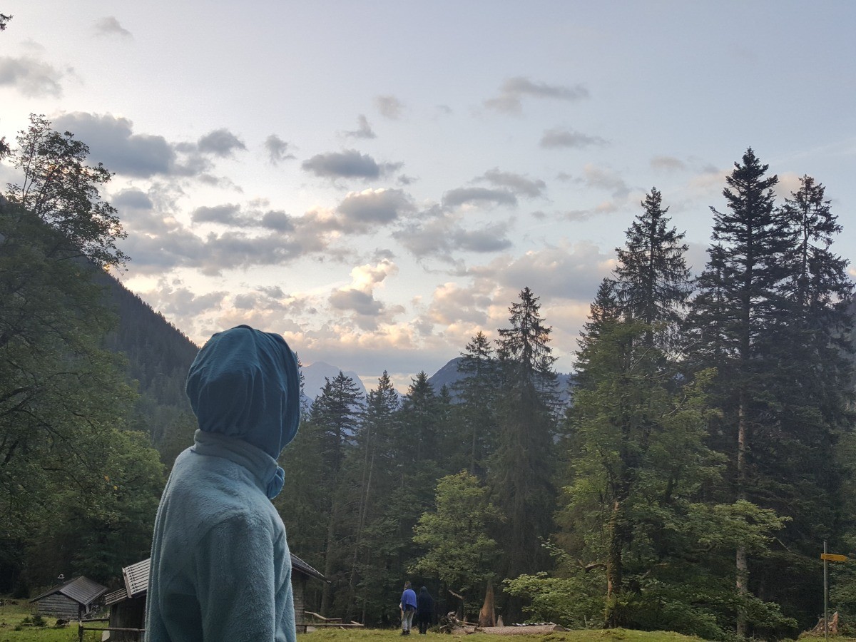 Sonnenuntergang-Mädchenwanderung